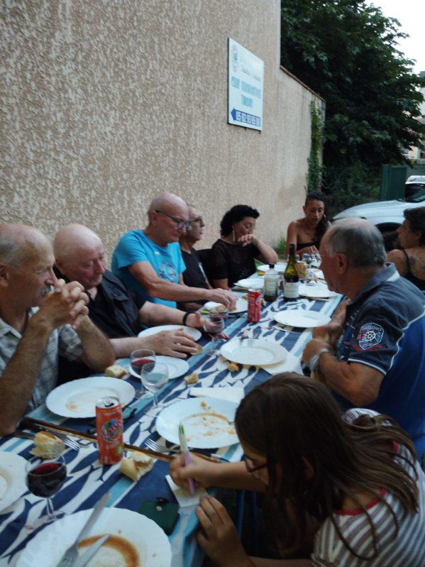 Réunion passionnée pour discuter de la dernière plongée