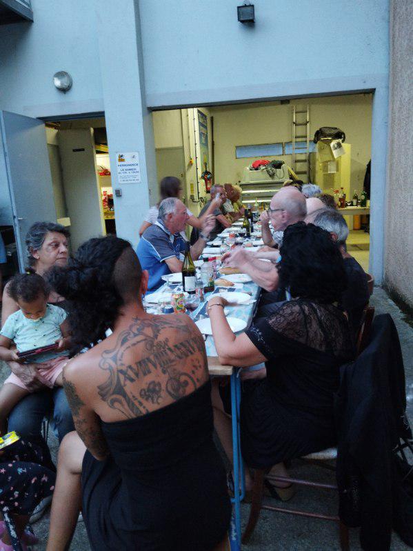 Réunion passionnée pour discuter de la dernière plongée